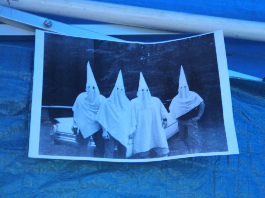 Cotas Raciais: A Ku Klux Klan desaprova.