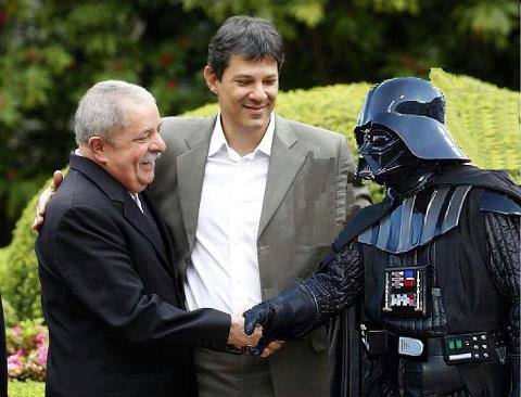 Descrição da imagem: foto do candidato do PT à prefeitura de SP ladeado por Lula e Maluf, super sorridentes e apertando as mãos, tendo ao fundo um jardim. Quem será o fruto proibido dessa história?