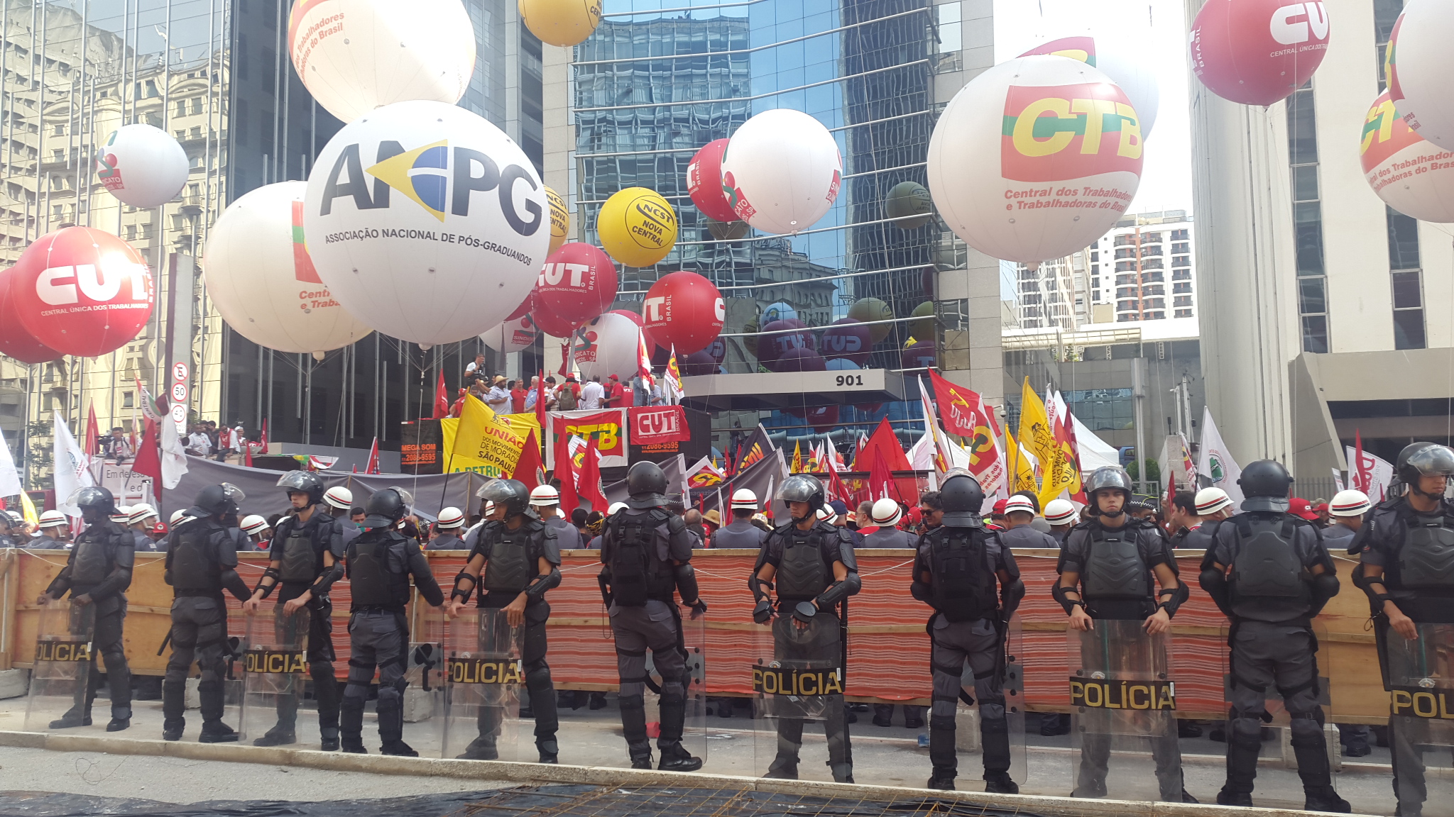 Jornalistas Livres e os Robocops