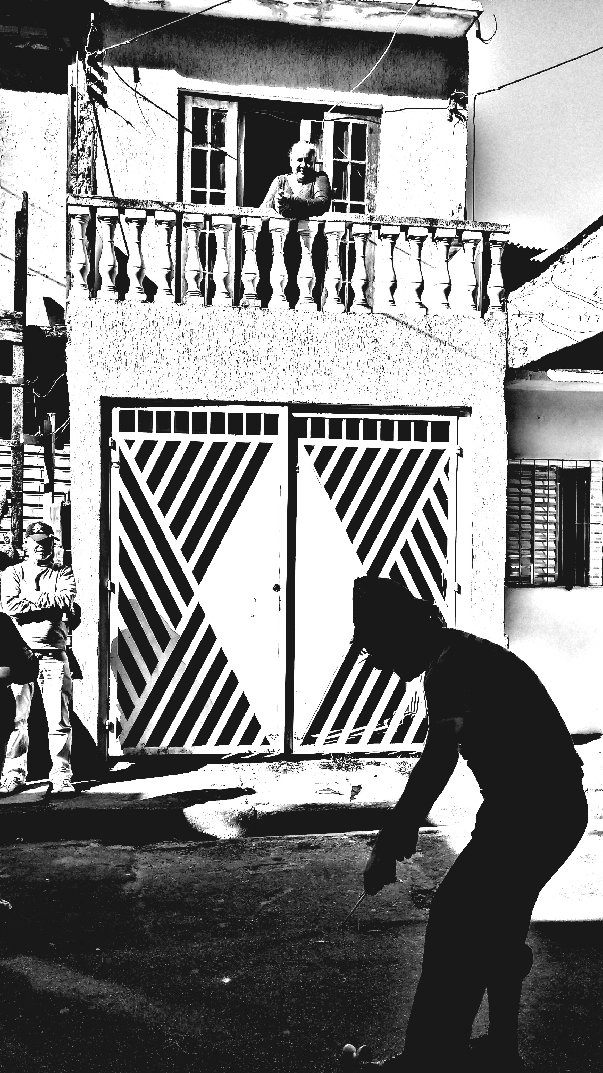 {{Palhaço Vagabundo Mequetrefe brinca com as crianças, enquanto a vizinhança observa - Foto: Victor Amatucci - ImprenÇa}}