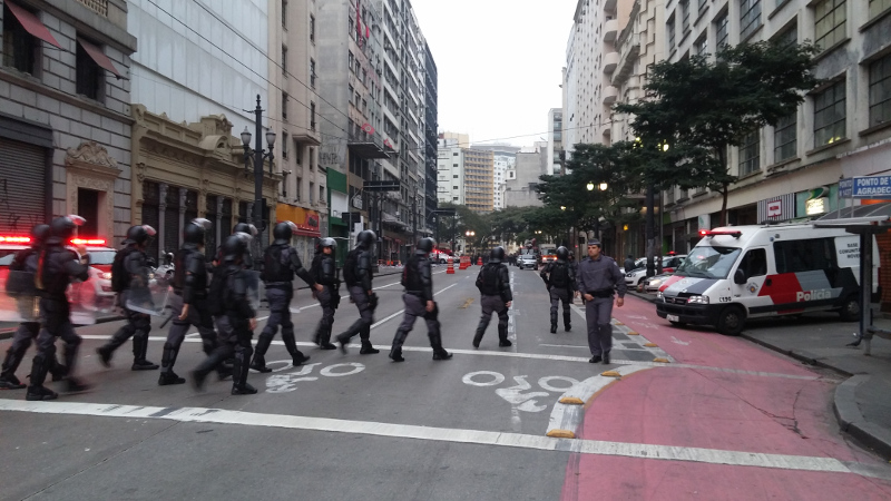 {{Choque se encaminha para entrar no prédio ocupado - Foto: Victor Amatucci}}