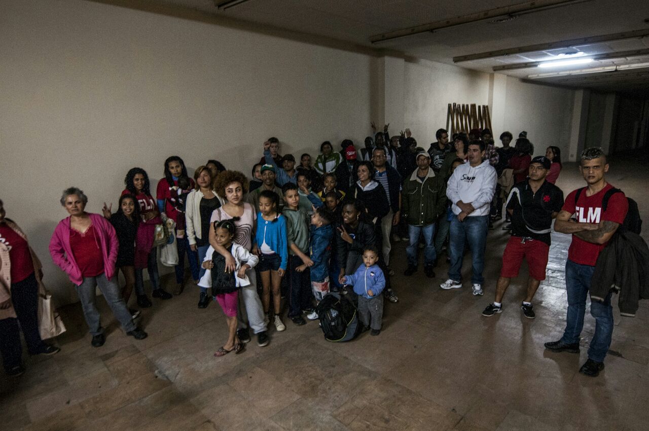 {{ Famílias que ocuparam o galpão - Foto: Rodrigo Zaim - R.U.A Foto Coletivo}}