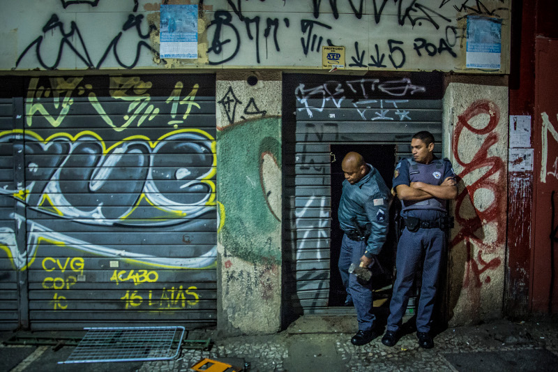 {{Policial com spray de pimenta na mão - Foto: William Oliveira - Coletivo MIRA}}