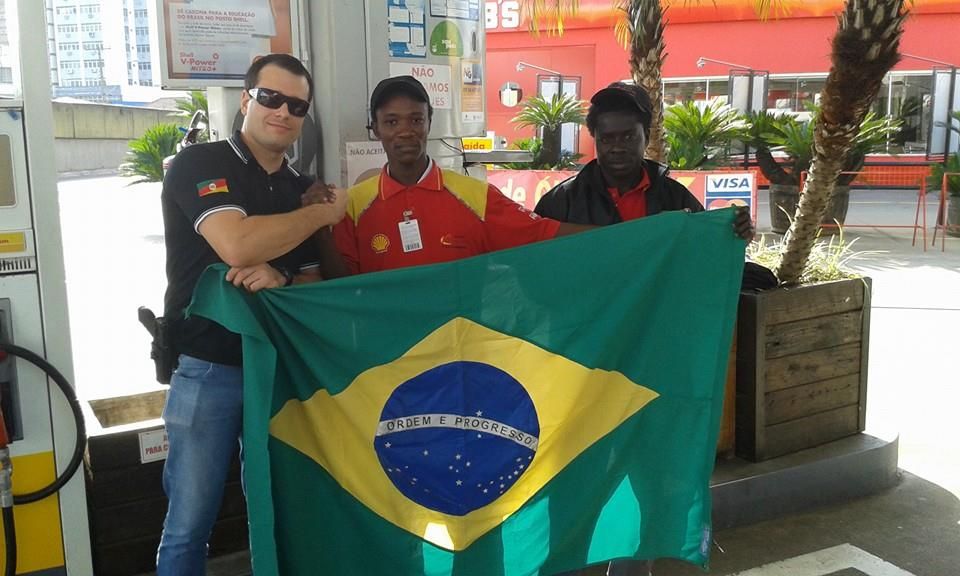 Policial posa ao lado dos haitianos