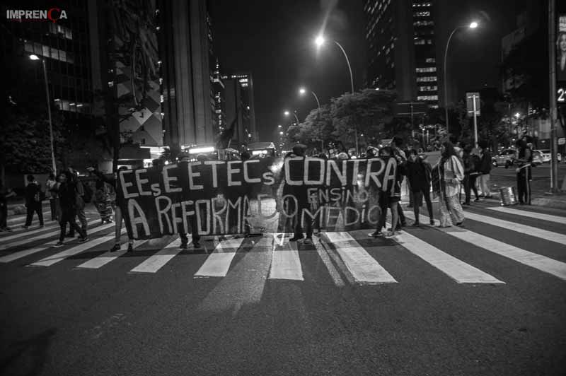 Ato contra a Reforma do Ensino Médio termina em bomba e apreensões