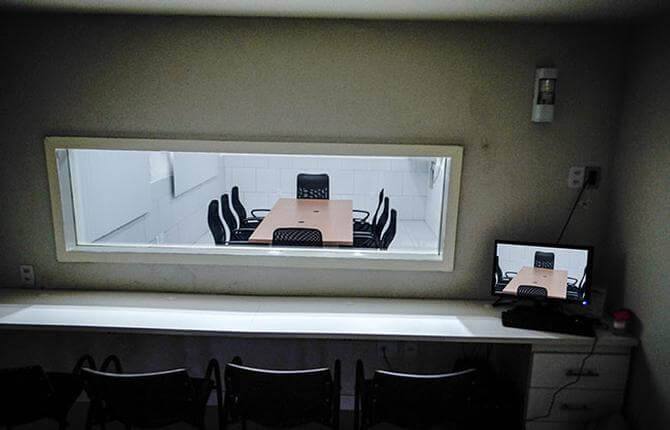 Exemplo de sala espelho, utilizada para pesquisa eleitoral qualitativa