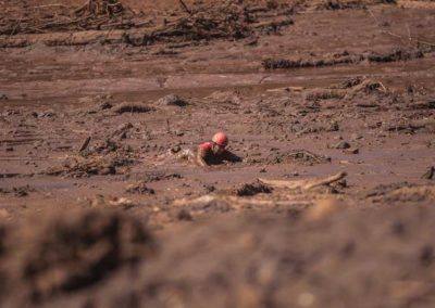 Bombeiro se locomove na lama em Brumadinho